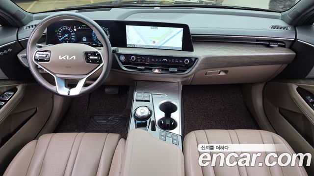 Kia K8 — interior