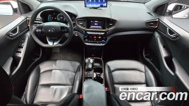 Hyundai Ioniq — interior