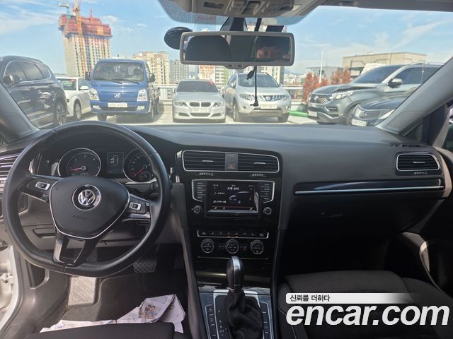Volkswagen Golf — interior