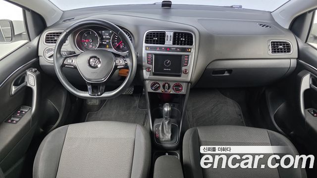 Volkswagen Polo — interior