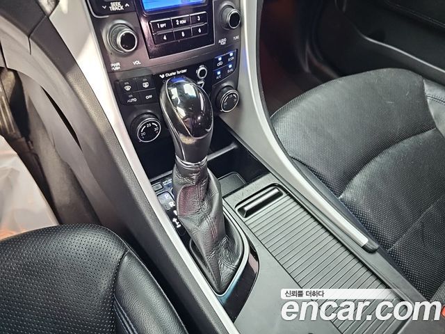 Hyundai Sonata — interior