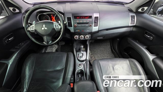 Mitsubishi Outlander — interior