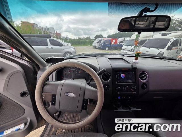 Ford F-150 — interior