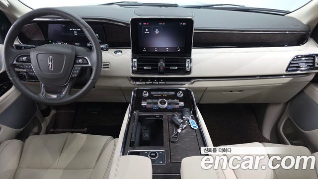 Lincoln Navigator — interior