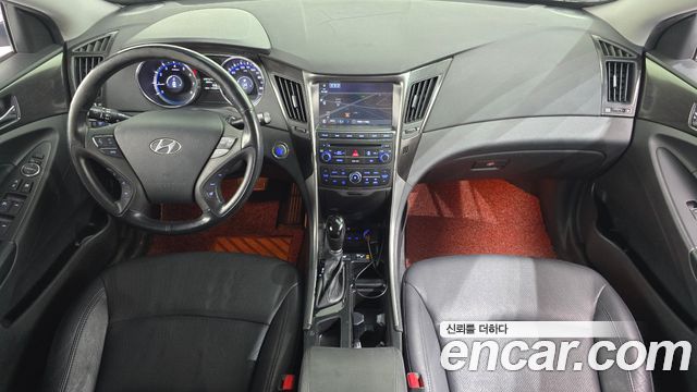 Hyundai Sonata — interior