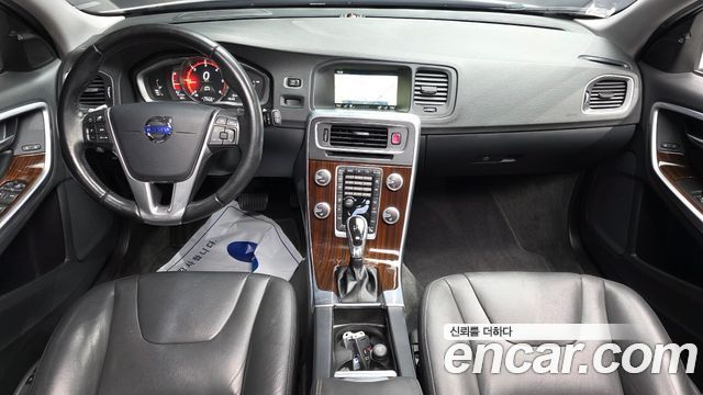 Volvo V60 — interior