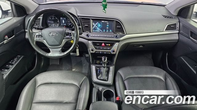 Hyundai Avante — interior
