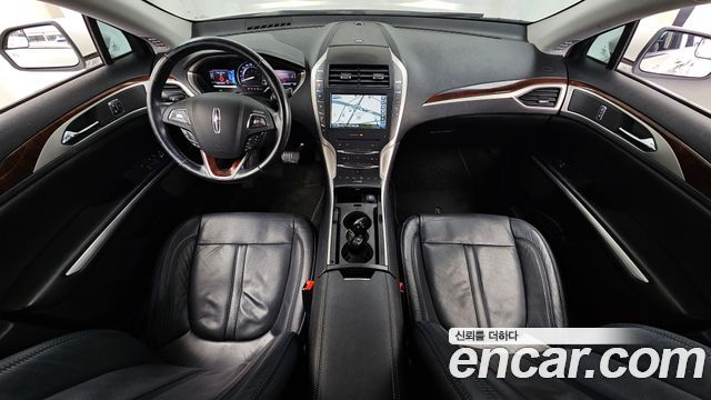 Lincoln MKZ — interior