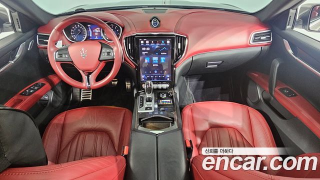 Maserati Ghibli — interior