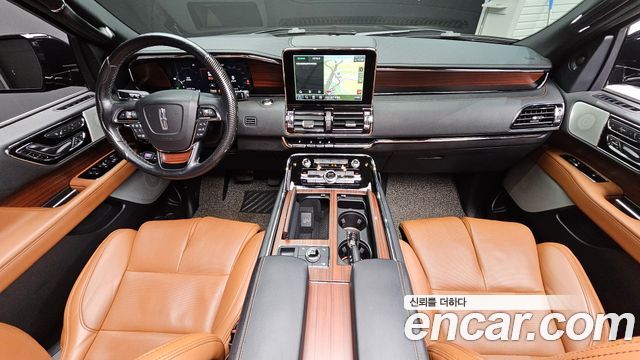 Lincoln Navigator — interior