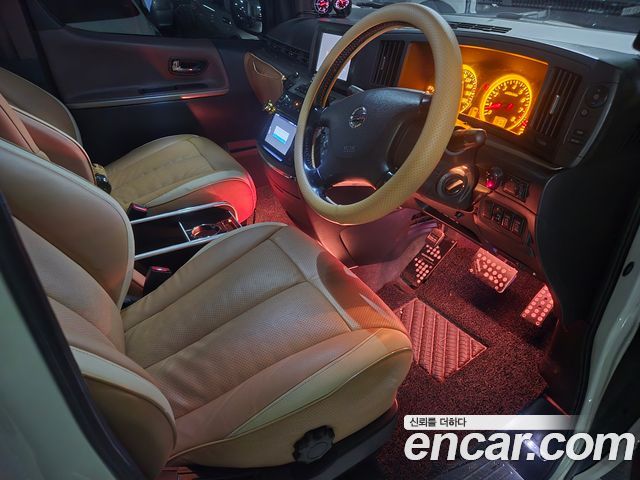 Nissan Elgrand — interior