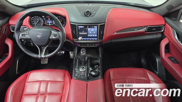 Maserati Levante — interior