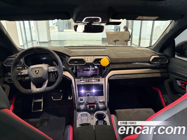 Lamborghini Urus — interior