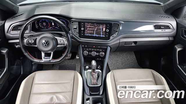 Volkswagen T-Roc — interior