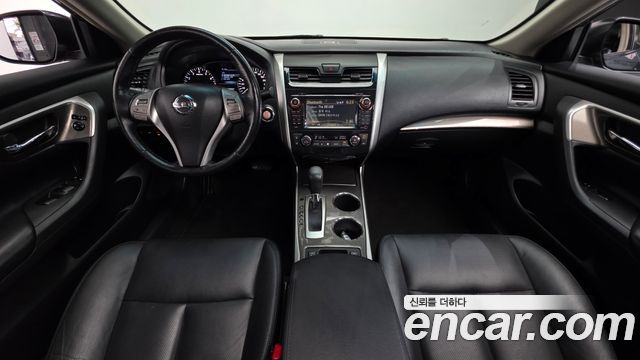 Nissan Altima — interior