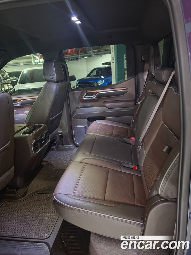 GMC Sierra — interior