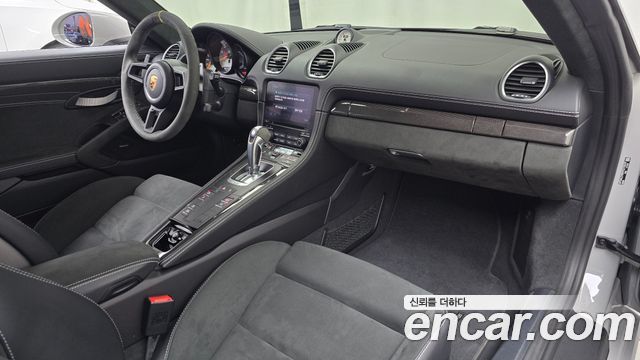 Porsche 718 — interior