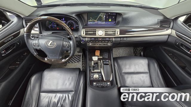 Lexus LS — interior