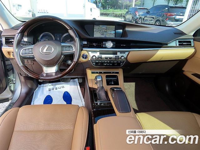 Lexus ES — interior