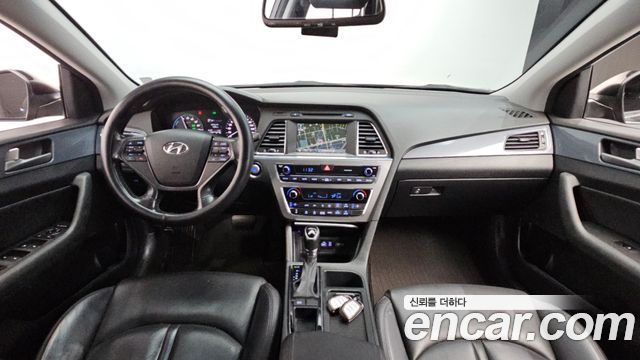 Hyundai Sonata — interior