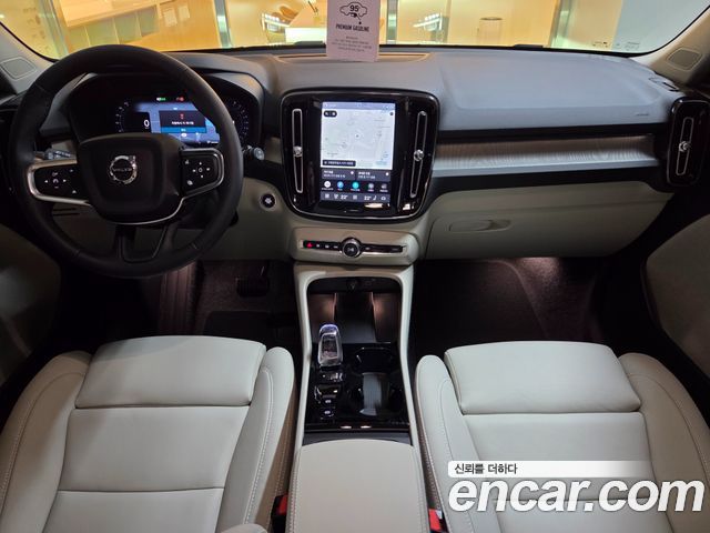 Volvo XC40 — interior