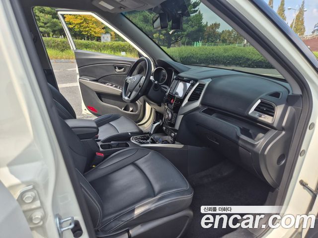 KG Mobility Tivoli — interior