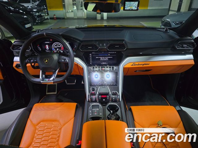 Lamborghini Urus — interior