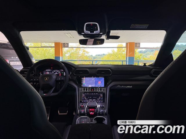 Lamborghini Urus — interior