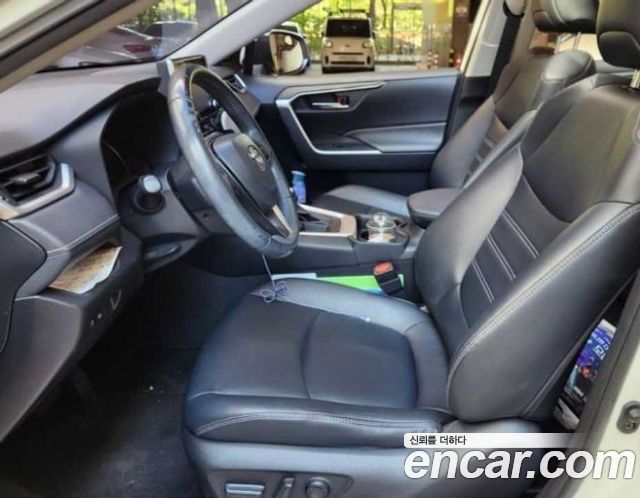 Toyota RAV4 — interior