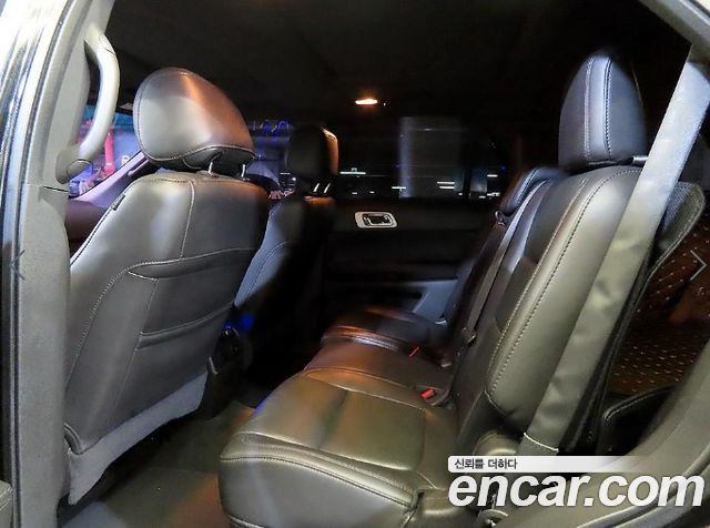 Ford Explorer — interior