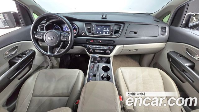 Kia Carnival — interior
