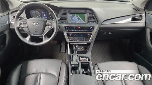 Hyundai Sonata — interior