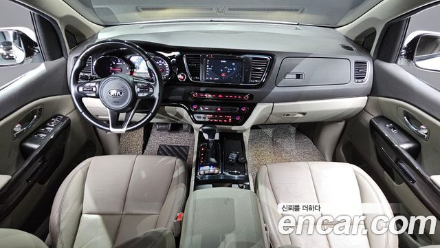 Kia Carnival — interior