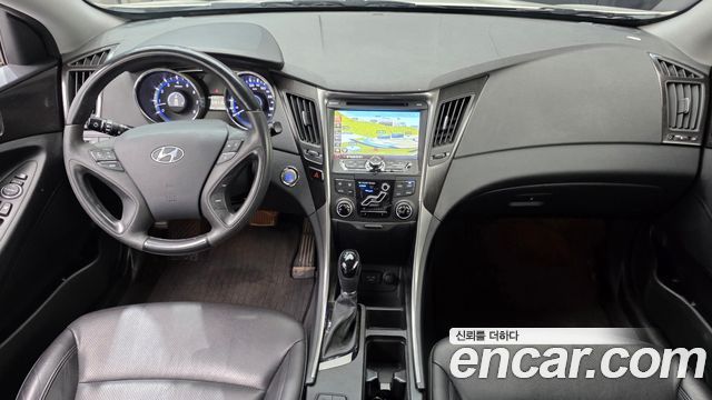 Hyundai Sonata — interior
