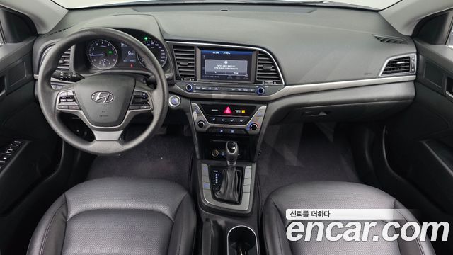 Hyundai Avante — interior