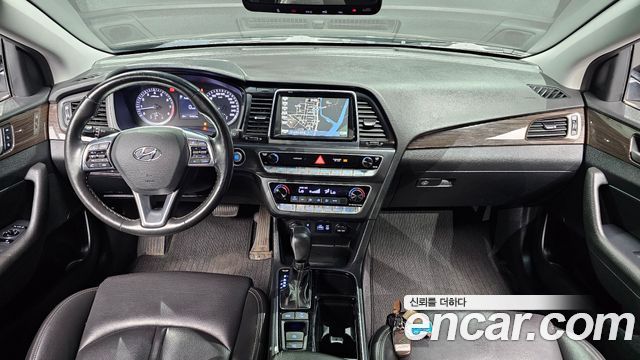 Hyundai Sonata — interior