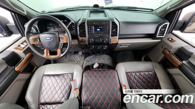Ford F-150 — interior