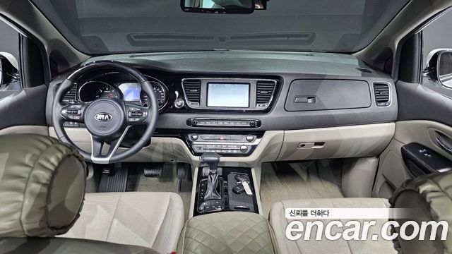 Kia Carnival — interior