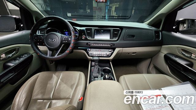 Kia Carnival — interior