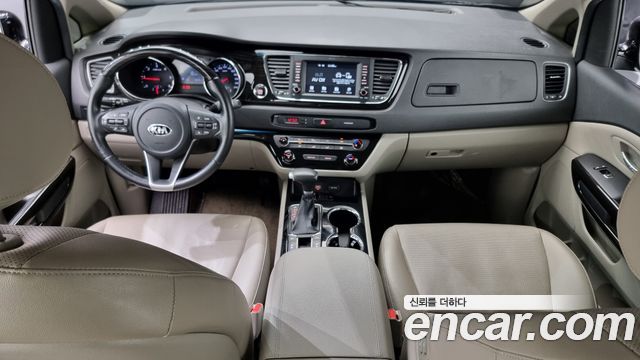 Kia Carnival — interior