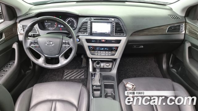 Hyundai Sonata — interior