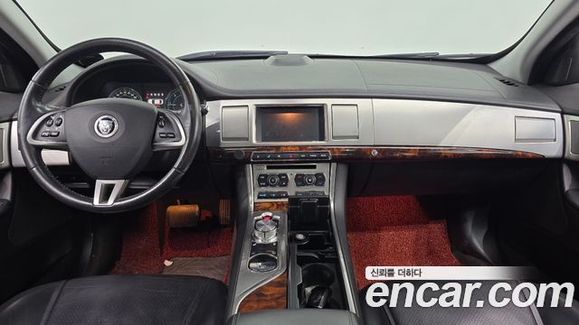 Jaguar XF — interior