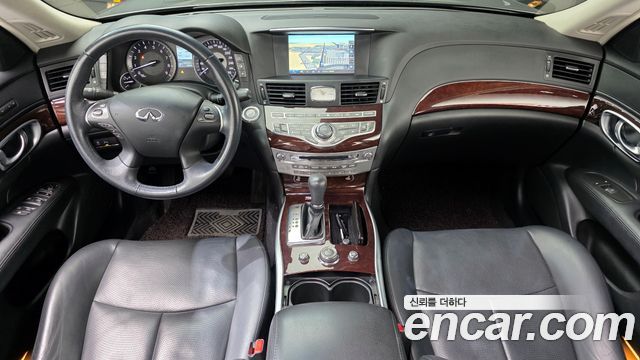 Infiniti Q70 — interior