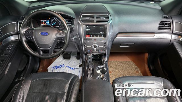 Ford Explorer — interior