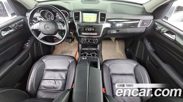 Mercedes-Benz M-Class — interior