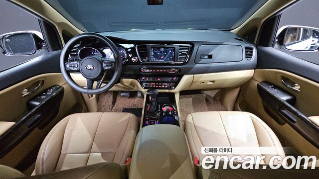 Kia Carnival — interior