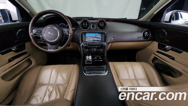 Jaguar XJ — interior