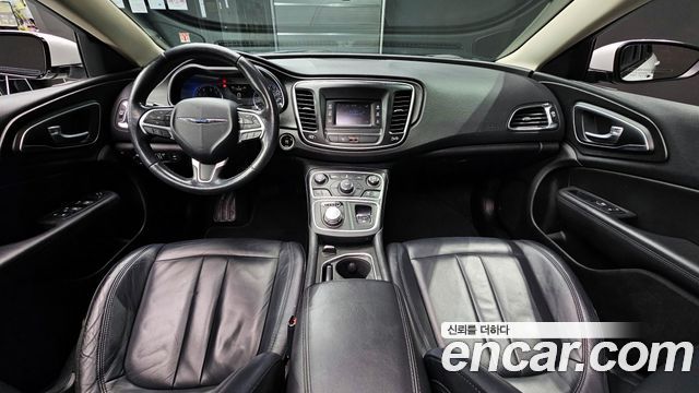 Chrysler 200 — interior