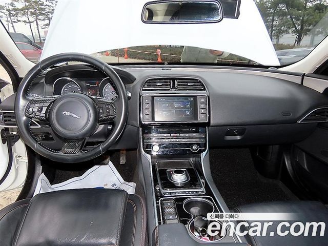 Jaguar XE — interior