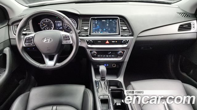 Hyundai Sonata — interior
